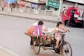太心酸！七岁女孩帮爷爷蹬三轮卖水果 月收入仅千元图片