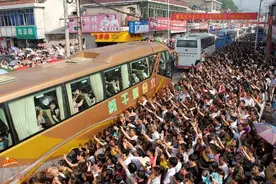 日本2ch网民评中国高考送考：竞争好激烈图片