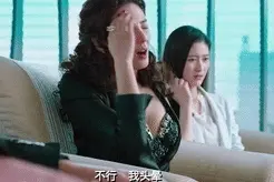 搞笑gif图片：哎呀！我头晕来小妹妹帮姐拍张照图片