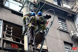 一电杆施工工人误触高压线 不幸伤重身亡图片