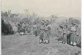晚清云南影像：少女不裹小脚身材健美，逛街跳舞自由欢快图片