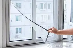 脏纱窗不用拆！只需一张旧报纸 奇迹就发生了！图片