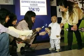 何平平:世上最矮最小的人儿图片