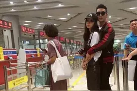 虐狗！黄晓明杨颖深夜现身机场 baby全程被教主熊抱好甜蜜图片