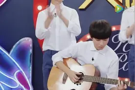 芭莎大咖秀上TFBOYS王俊凯现场大秀吉他solo图片