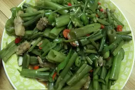 老公大半夜给我做饭，简单的几道菜却是我吃过最好吃的图片