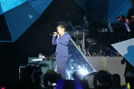 王杰演唱会深圳站演绎经典《不浪漫罪名》图片