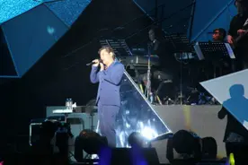 王杰演唱会深圳站演绎经典《不浪漫罪名》图片