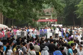 高考录取分数线为何全面下降？高考最容易年来了图片