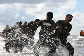 晒烈日泡海水！直击武警特种兵海滩“极限”训练图片