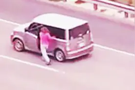 多辆警车追赶女司机，这女司机的技术还真没话说！图片