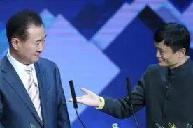 中国财富前两名，马云王健林一言不合就飚歌。图片