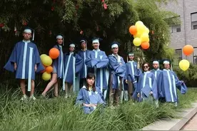 看了这个学校的爆款型学位服，我想撕了毕业照图片