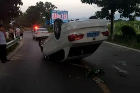 渭南临渭区：小车翻了底朝天，到底怎么回事？图片