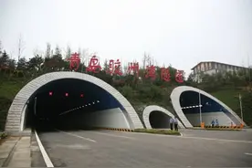 胶州湾隧道通车五周年 过往客流近2亿人次图片
