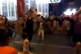 西安地铁站旁的小哥跳舞超级美 和大妈不相上下！图片