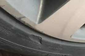 车胎侧面磨掉一块，需要换吗？图片