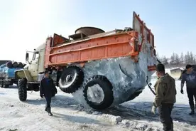 车子陷入泥地就别叫苦了，这些情况你叫拖车来都没用图片