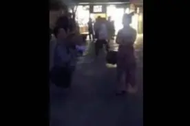 小伙儿当街求婚，当喇叭一响，真的是尴尬到了极点图片
