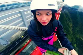 外国女孩不顾警察劝阻 在湖南矮寨大桥低空跳伞图片