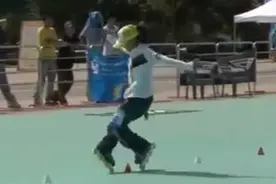 超级可人小女孩街头舞蹈轮滑，大人看着挠心图片