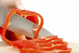 切个辣椒手又辣又痛，老公说他有妙招无辣痛，我大怒咋不早说图片