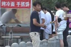 王思聪吃路边摊 八字看“国民老公”真花心！图片