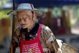 拾荒老人路过琴行弹钢琴，接下来的一幕你绝对想不到视频封面
