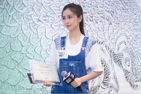 用一件白T恤就能搞定夏日的所有造型，懒人必看！图片