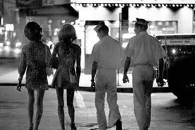 60年代欧美，街上流行超短裙图片