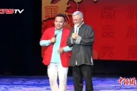 满头白发！赵本山亮相郑州“刘老根大舞台”