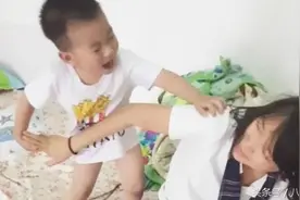 实拍：爸爸打妈妈下之后，两岁宝宝反应的太冲动了！图片