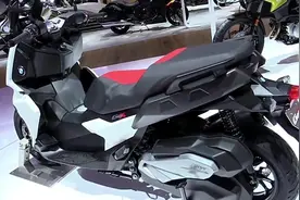 精致感十足！2018 宝马 C400X，最便宜的踏板摩托车视频封面