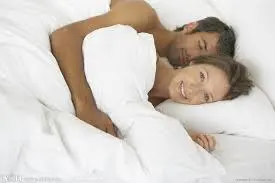 睡前6个小动作，可以帮助你们的关系更密切！图片