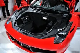 老板买车时掀开前车盖想看看发动机怎样，结果掀开一看竟是空的图片