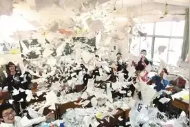 不撕书，日本学生靠这些纪念毕业！图片