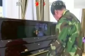 拾荒老人路过琴行情不自禁走进去 一出手震惊所有人视频封面