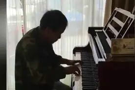 无锡拾荒老人路过琴行不禁走进去 一出手震惊所有人视频封面