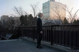 摄影师拍摄日本男子女性化着装打扮图片