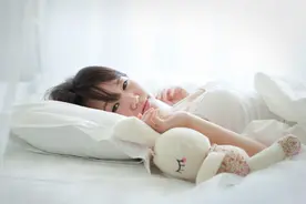 在女友家做客，午休时我和她刚进卧室，她母亲破门而入图片