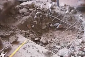 女子听到仓库地板传出怪异声音，挖开后竟有意外收获图片