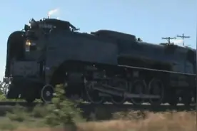 实拍高速行驶的美国蒸汽机车 感觉好快视频封面