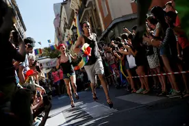 男生穿高跟鞋跑步！盘点世界上那些奇葩的跑步比赛图片