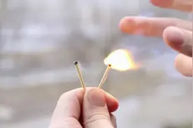 涨姿势了，火柴用手指一弹就能着，到底是怎样做到的。视频封面