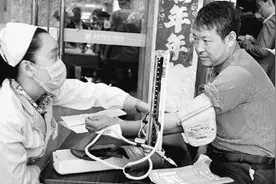 关注农民工看病难：大多数农民工从不做体检图片