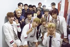 [EXO][分享]160626 《人气歌谣》后台合照公开 身为前辈依旧童颜的EXO图片