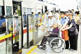 轻轨9号线开通市民广场站 运行间隔缩短至8分钟图片