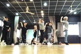 一群小哥哥翻跳MOMOLAND神曲《BAAM》，网友直呼：辣眼睛！