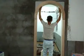 请师傅现场做个弧形门套，人工300，大家觉得怎样？视频封面