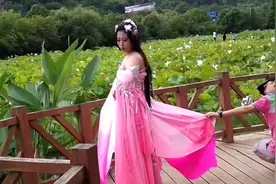 贵阳十里花溪巧遇女模特拍写真 长得美美哒 就是太胖啦视频封面